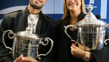 爆笑！萨巴伦卡当面把阿卡叫成辛纳，阿卡小发雷霆，抱着冠军奖杯要走